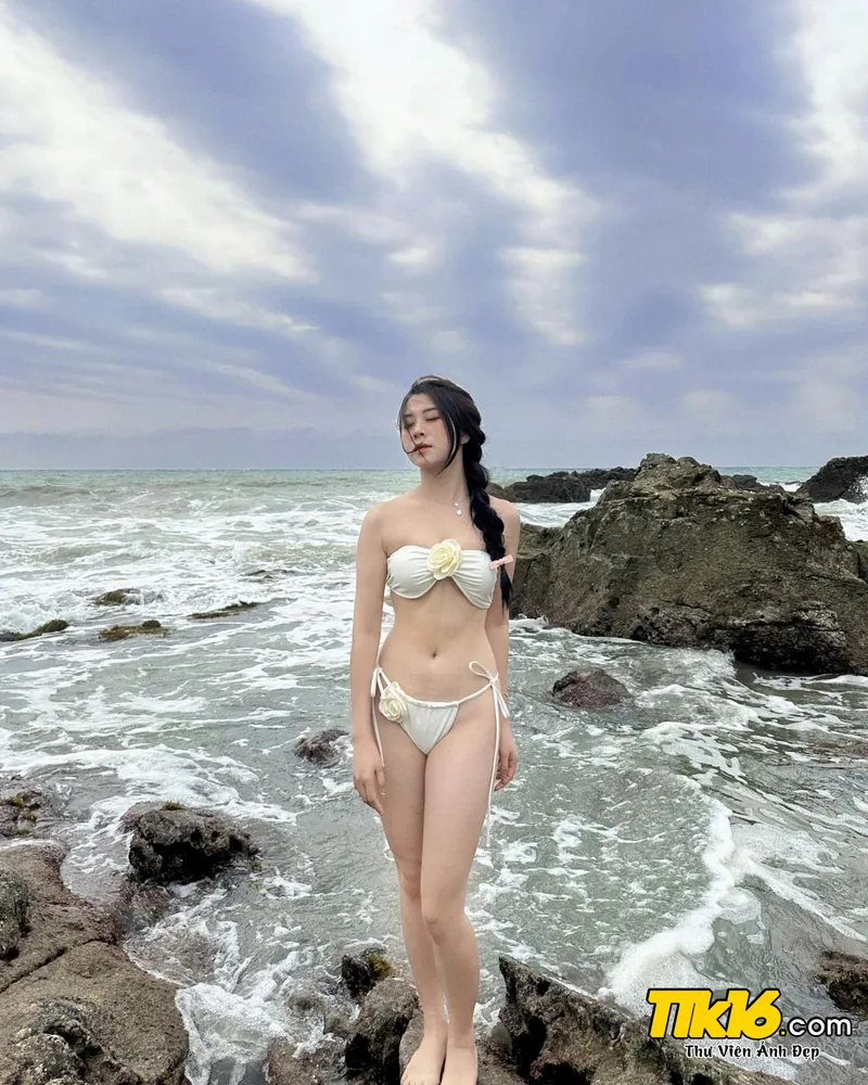 Thảo Vân Gãy TV mặc bikini